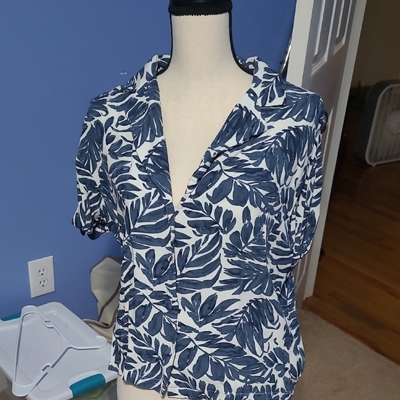 Tops - NWOT Leaf Print Women's Top